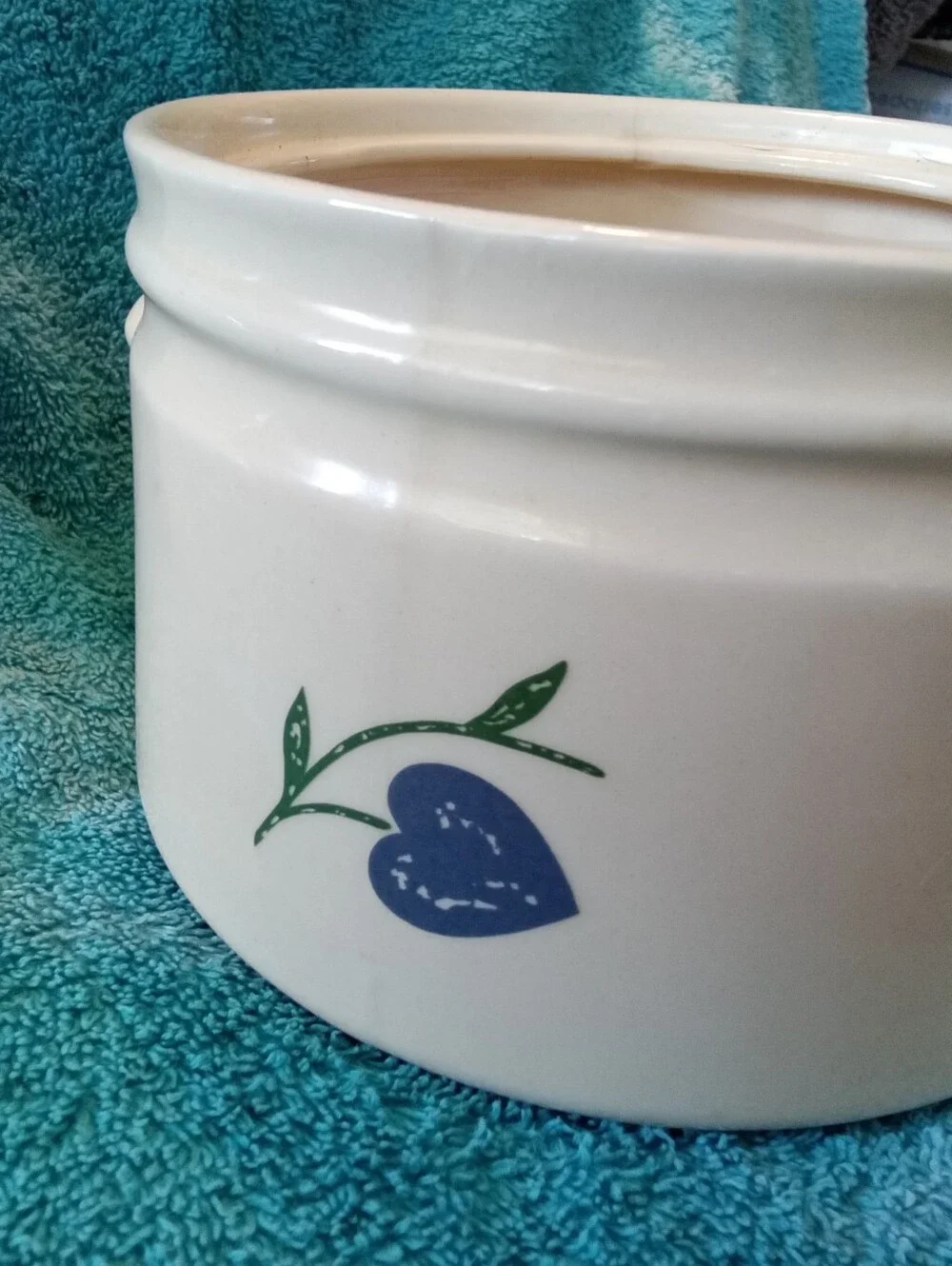 #1330Ceramic Heart Pattern Covered Casserole Pot - White with Blue & Pink Hearts